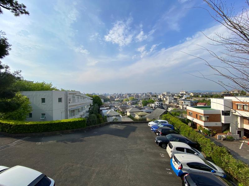 この抜け感は丘陵のマンションならでは