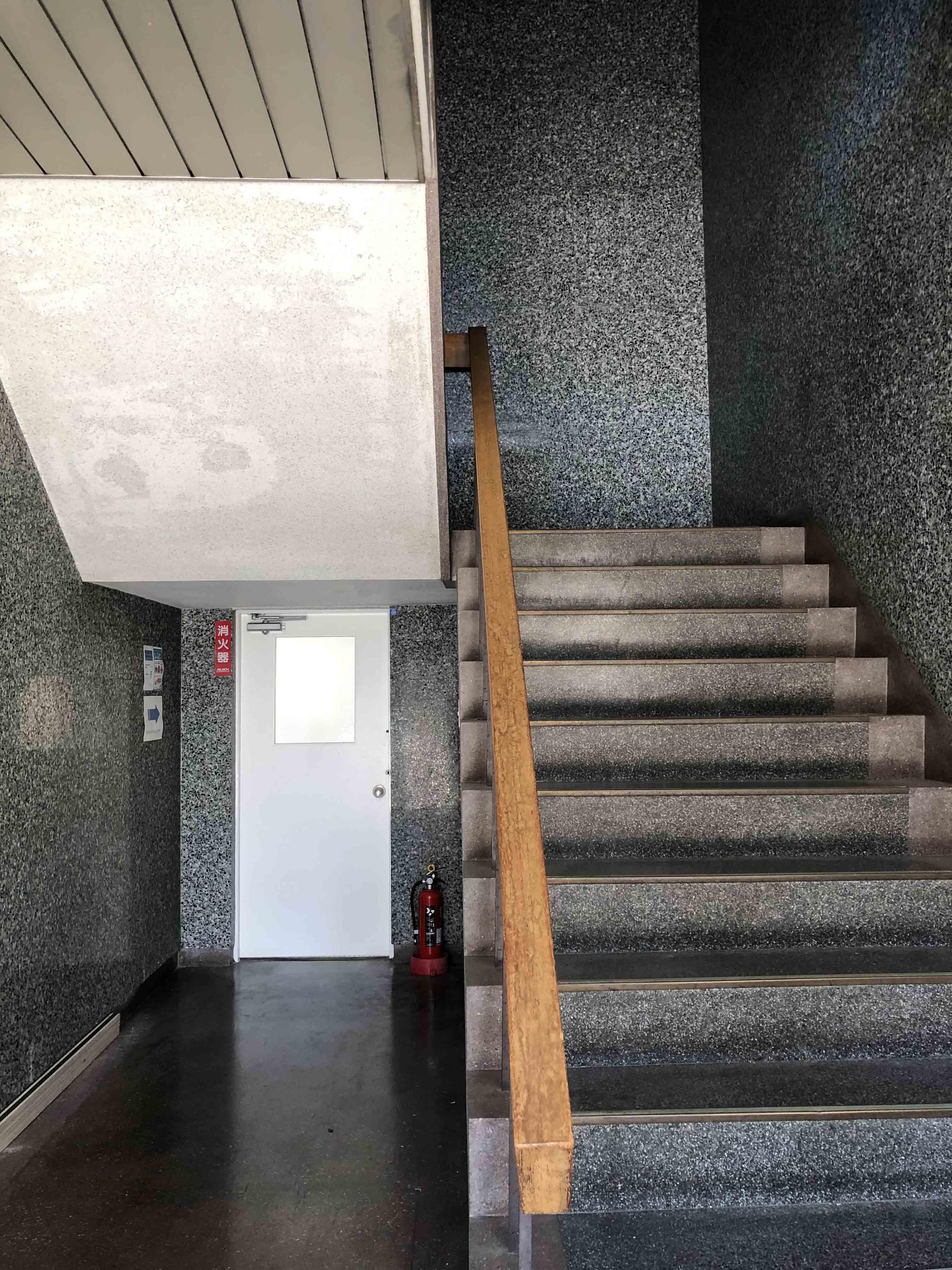 共用部。左奥の扉の先は共用のトイレと給湯室