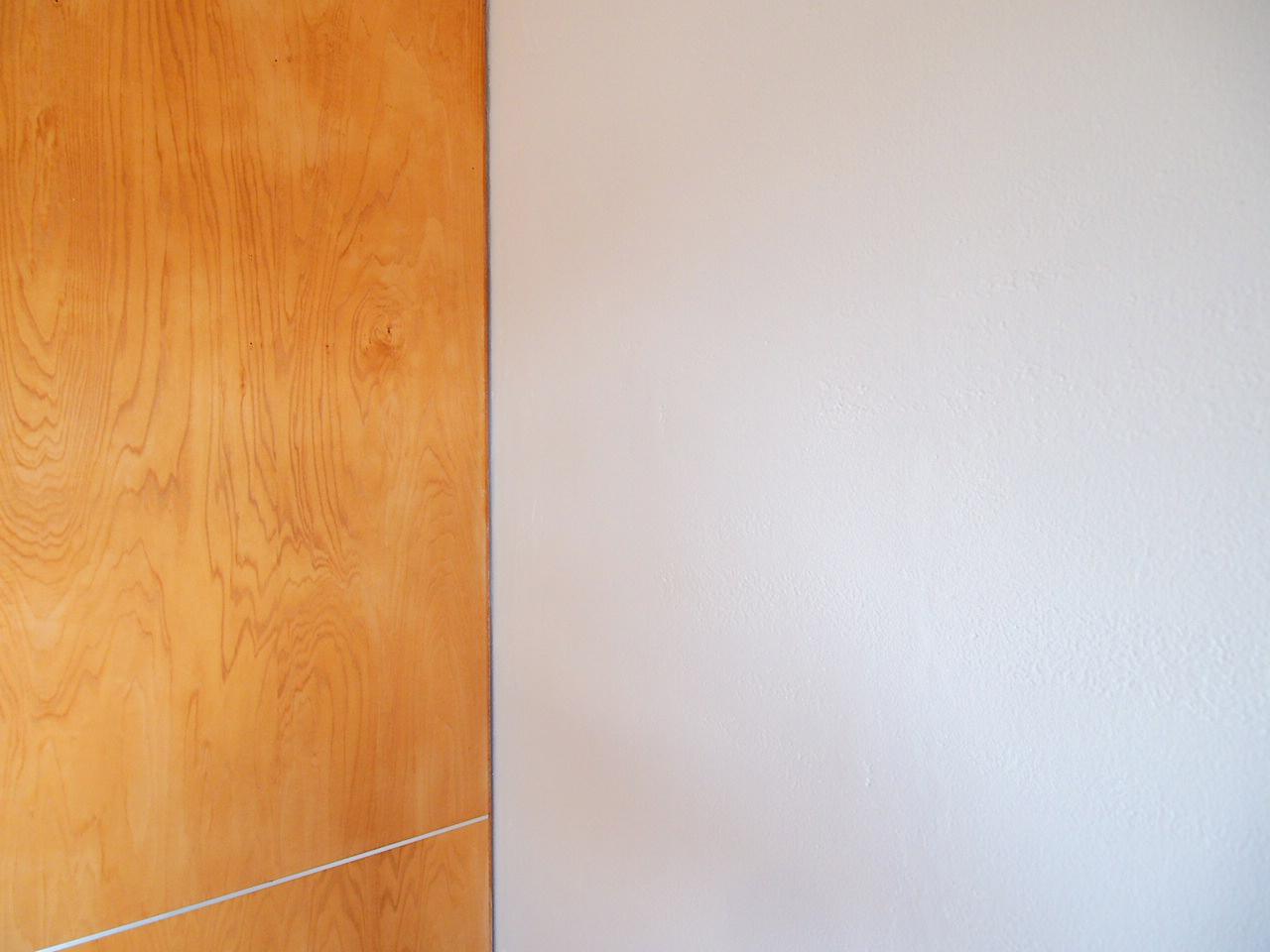 建具の木の質感と漆喰の相性がバッチリ