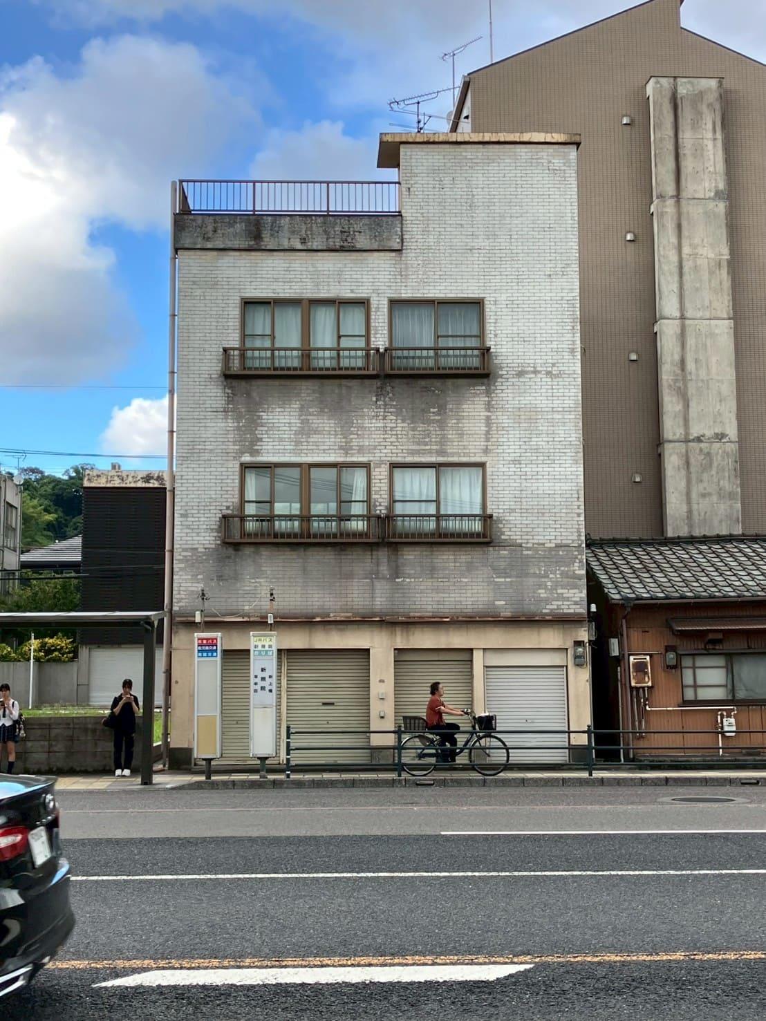 鹿児島市新照院町の売買物件/道路挟んだ向かいからの外観写真