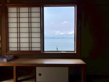 鹿児島県垂水市の売買物件/窓から竿を垂らす