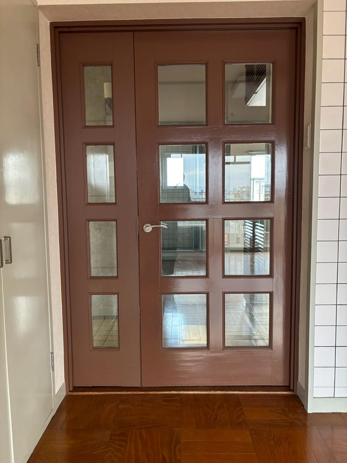 鹿児島市下荒田2丁目の賃貸物件/アンティーク家具ともあいそうな色合いの親子ドア、家具搬入も楽々。