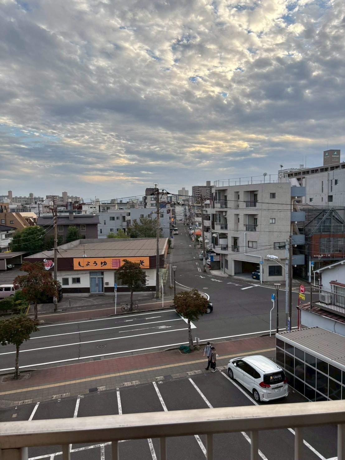 鹿児島市下荒田2丁目の賃貸物件/道路をまっすぐ進んだ突き当りが小学校