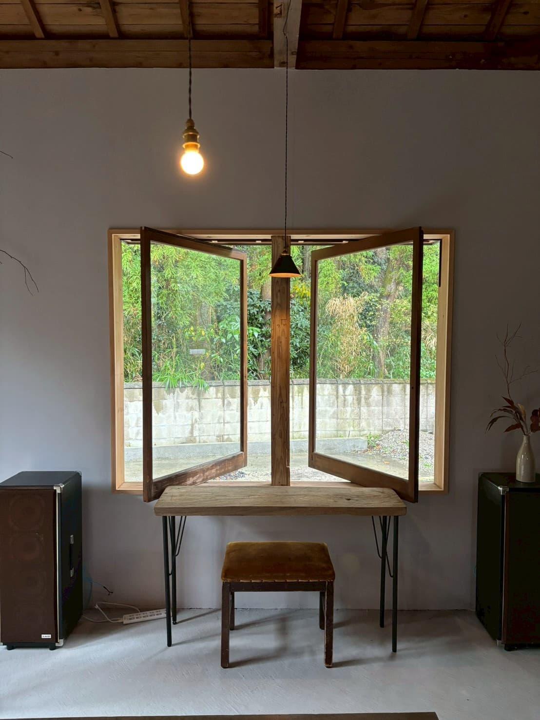 日置市東市来町の売買物件/オーナー様お手製の回転窓、雨の日はここで読書を。