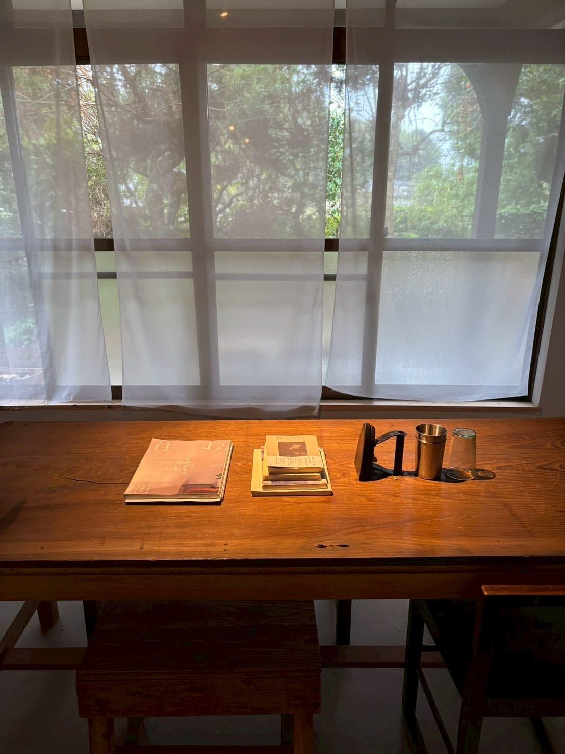 日置市東市来町の売買物件/窓辺のテーブル