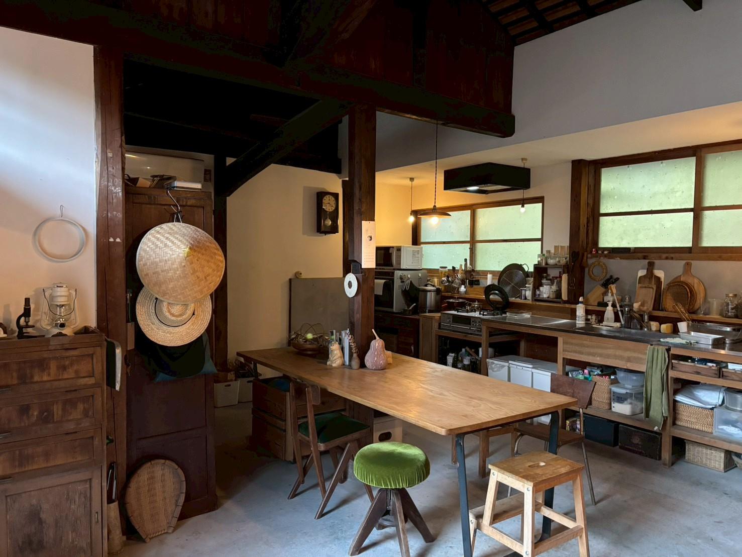 鹿児島市石谷町の売買物件/広い土間に造作のキッチンとテーブル、これはそのままいただけます