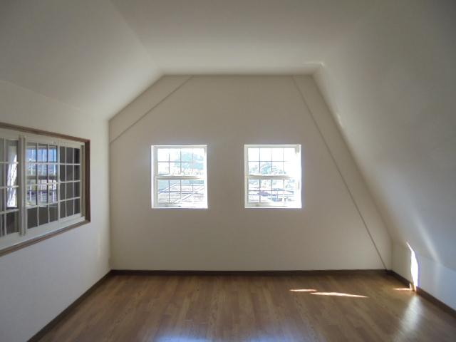 程よい広さの屋根裏部屋という感じ