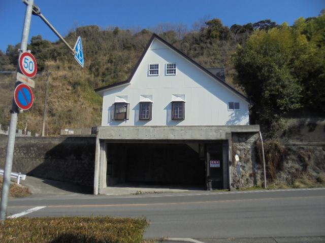 表の顔(三角形の屋根が目印)