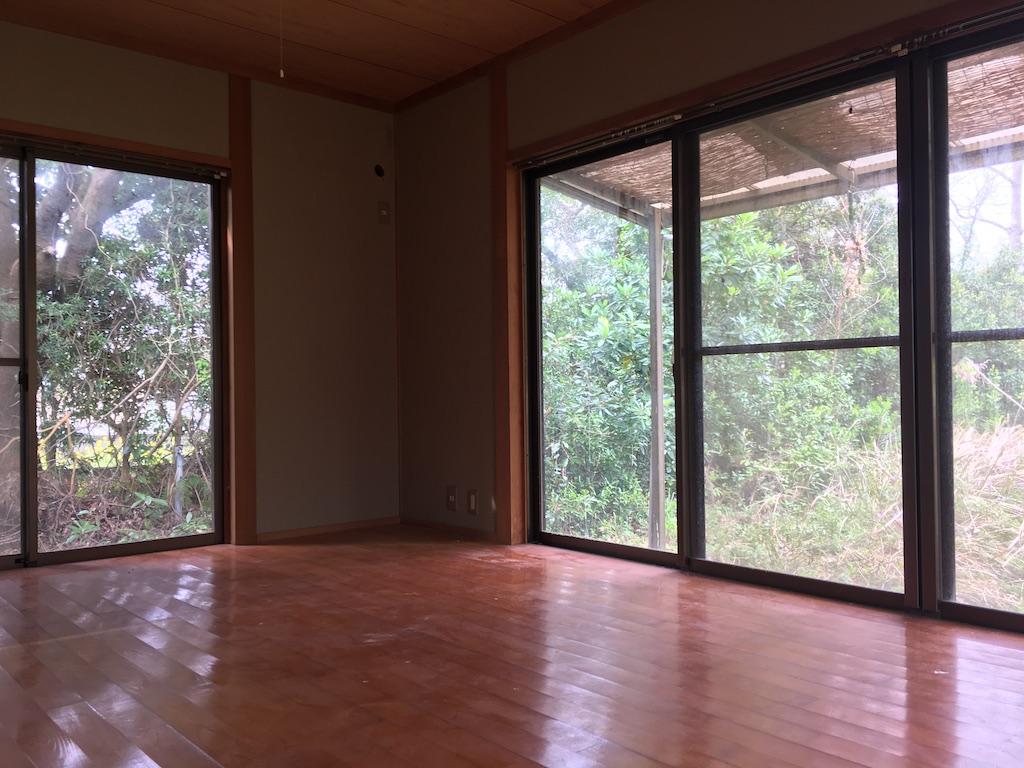 日置市東市来町美山の売買物件/庭と一体になる大きな窓