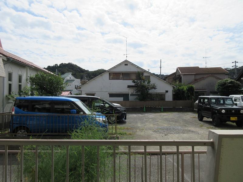 目の前は駐車場