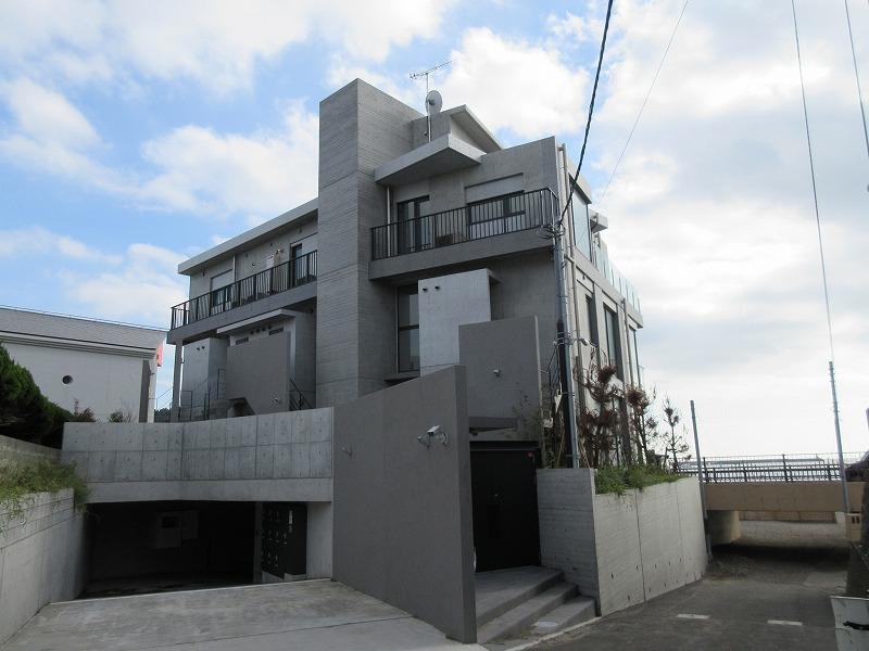 写真右の通路から海岸へ出られます
