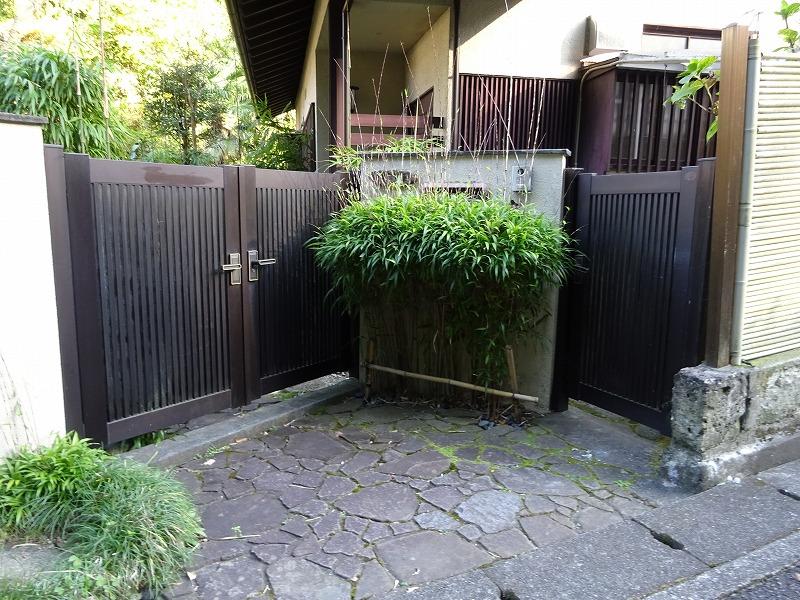 門 勝手口もあります