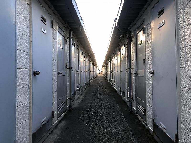 ずらっと並んだ各住戸専用の倉庫