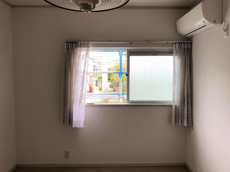 2階北側の部屋です。窓辺にフラワースタンドがありました。