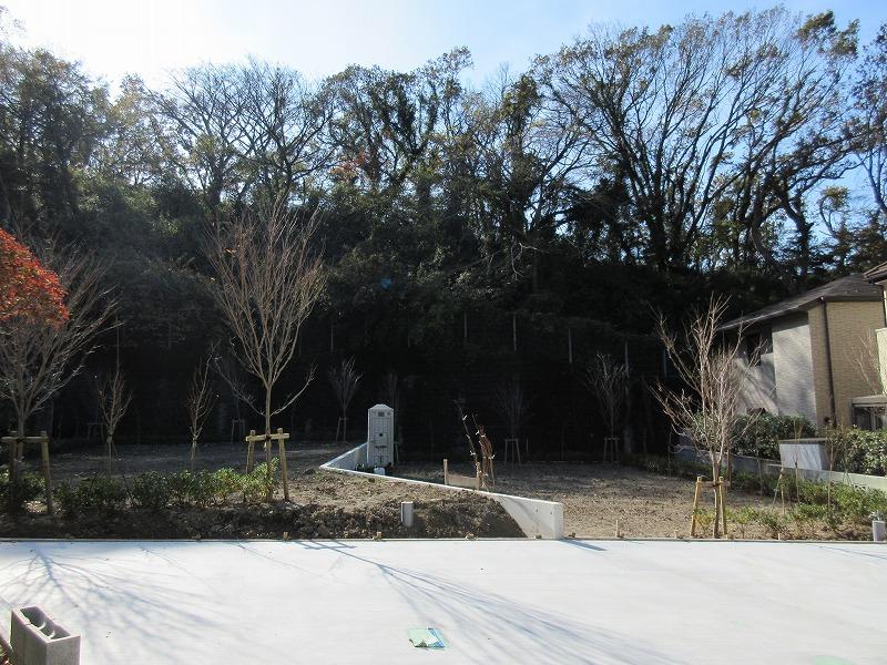 高低差をつけた2区画で、裏に山