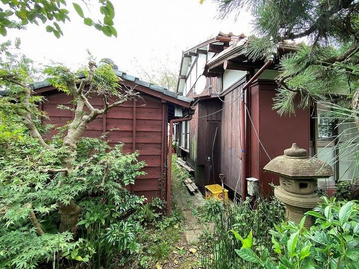 建物西側に小屋あり
