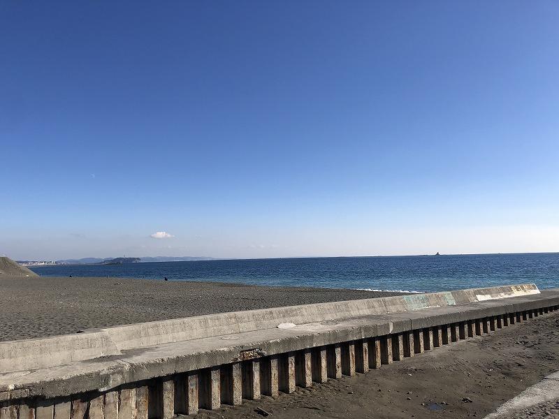 バルコニーからのぞき込めば江ノ島も見えます。