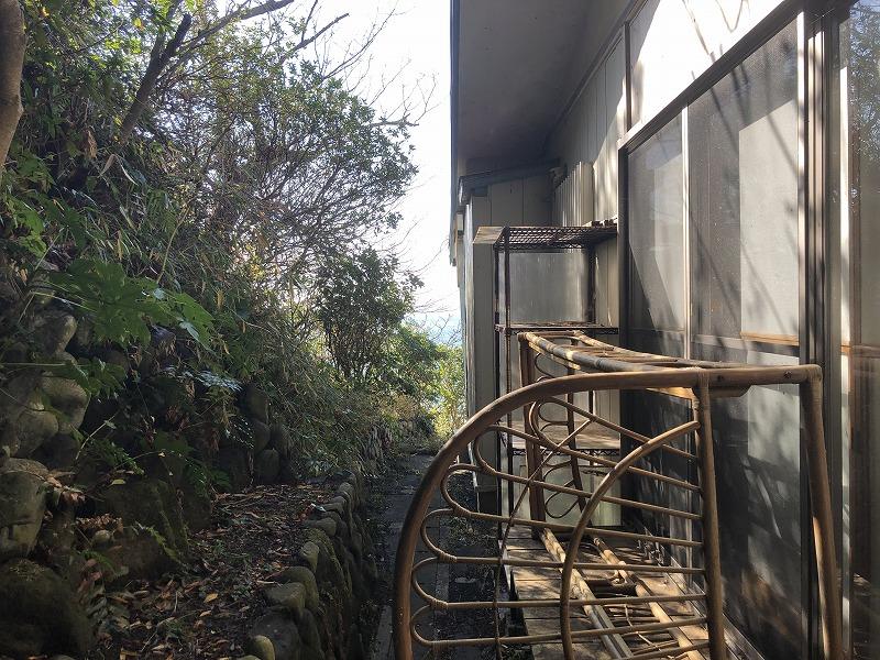 建物の脇は少し湿気があります。