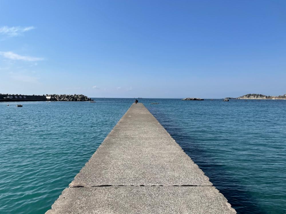 青のグラデーションになっている海