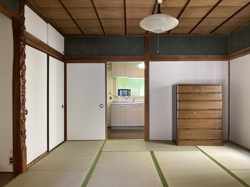 奥にキッチンがあるのでここではダイニングの役割を果たすかもしれません。