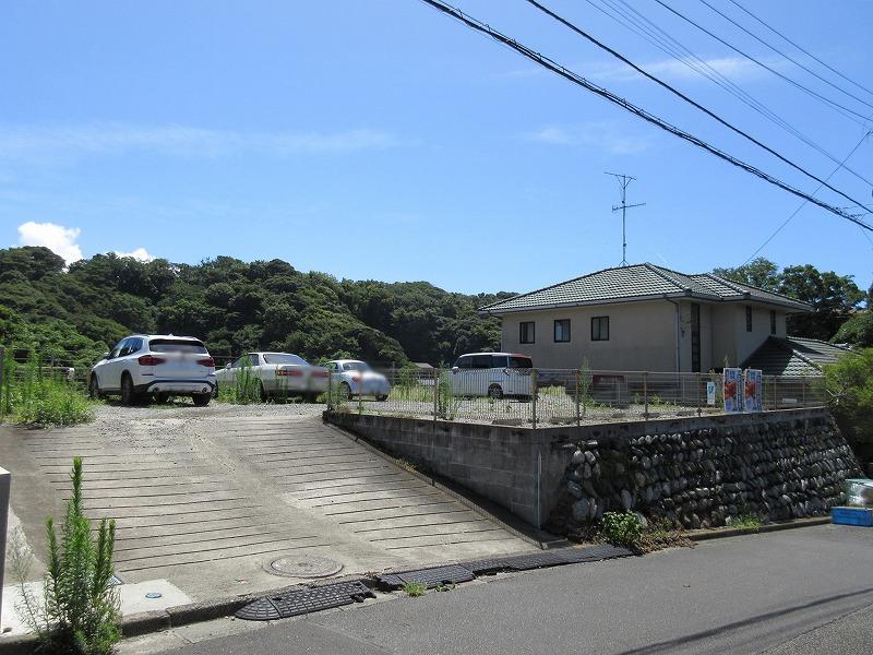 駐車場なのでスロープになっています