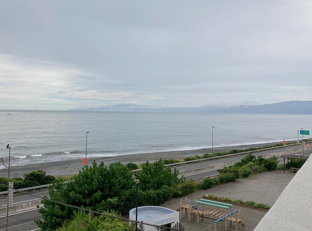 バルコニーから|手前の公園より海に出ていける