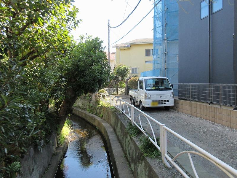 裏には水路があります