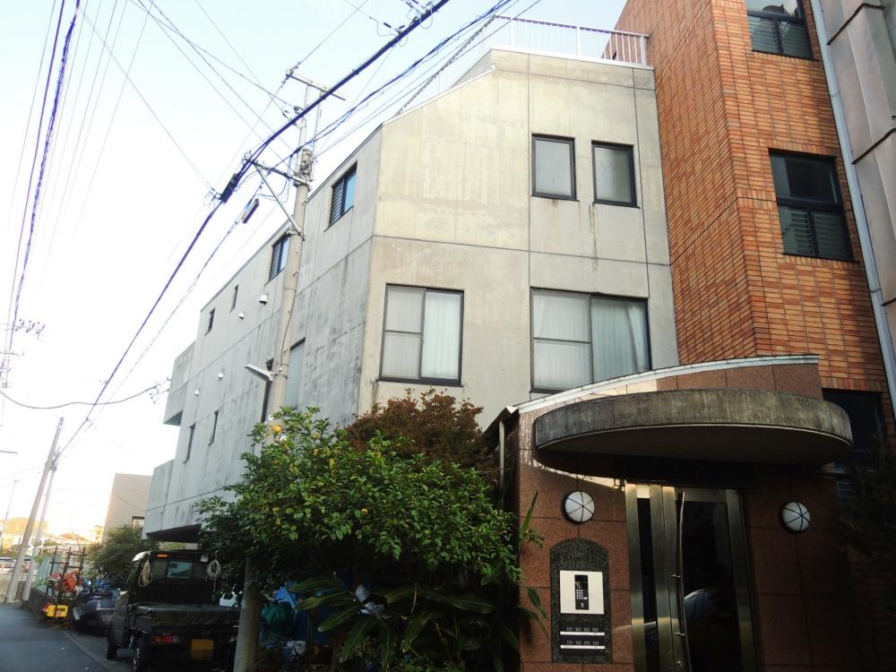エントランスは裏通りに面しています