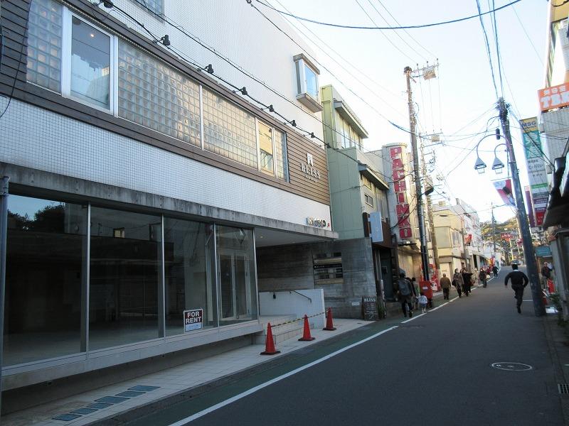 小町通りから中に入った場所。有名店(カフェ)が近くにあり人通りも多い