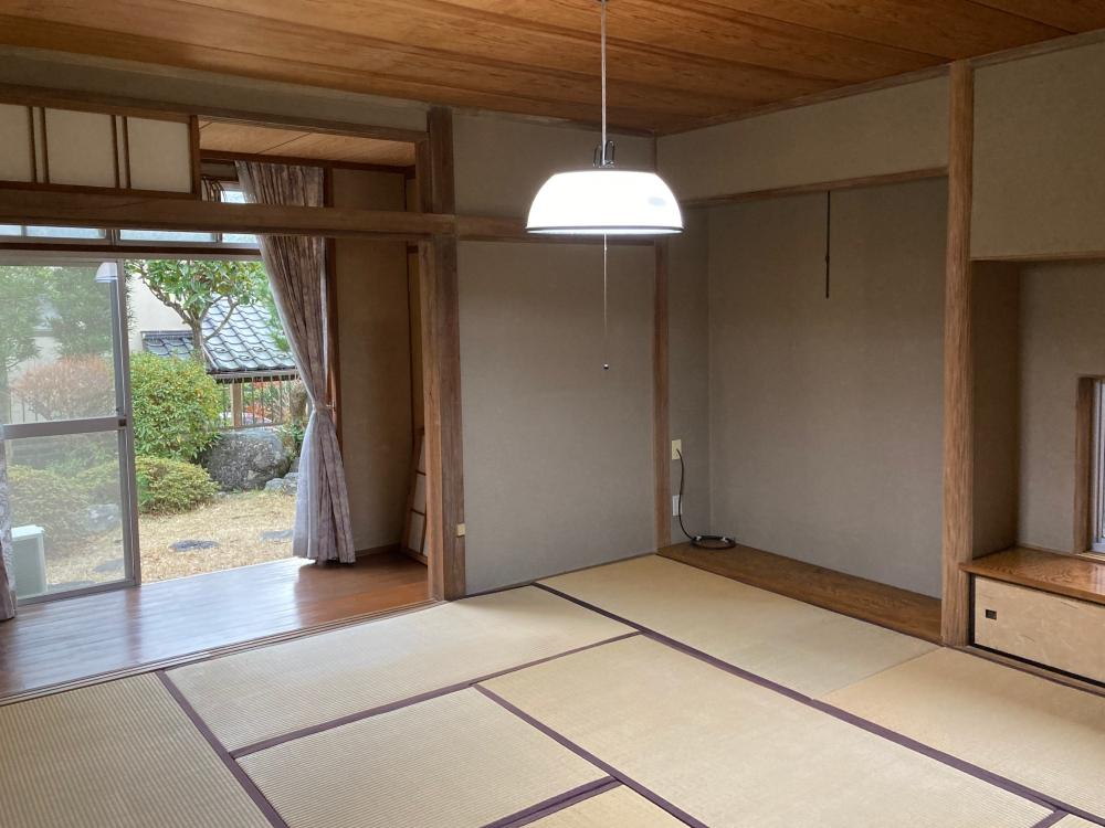 1階和室|床の間と小振りな飾り棚。縁側手前には襖もあります。