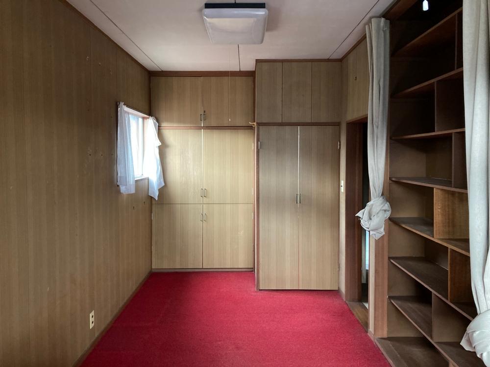 2階洋室②|部屋の奥まで陽が入って明るいです