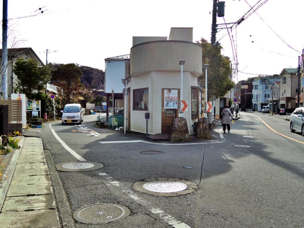 名越トンネルへと向かう道から分岐します
