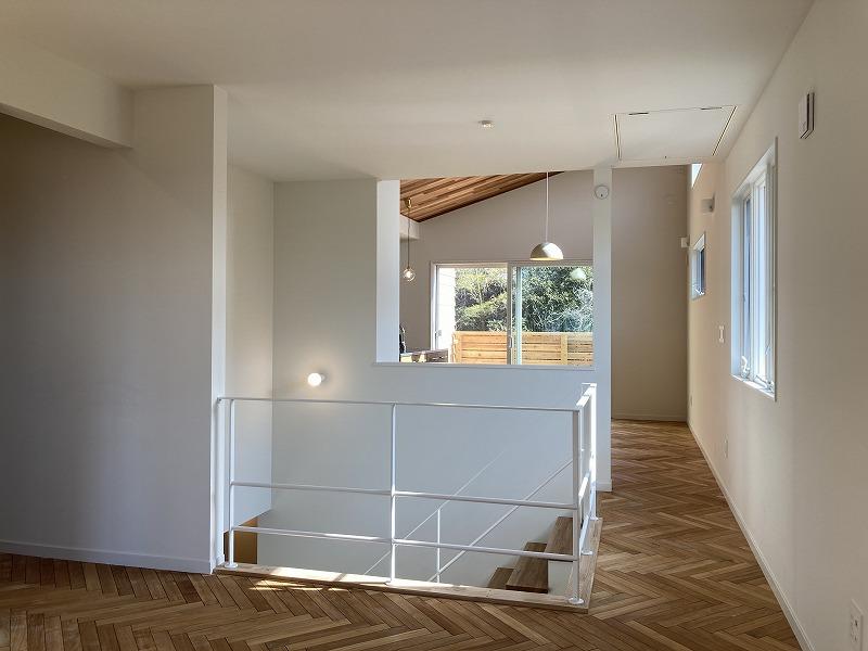 鎌倉市津の賃貸物件/2階 リビング｜ダイニングとは違い、天井高を抑えて落ち着いた雰囲気としています