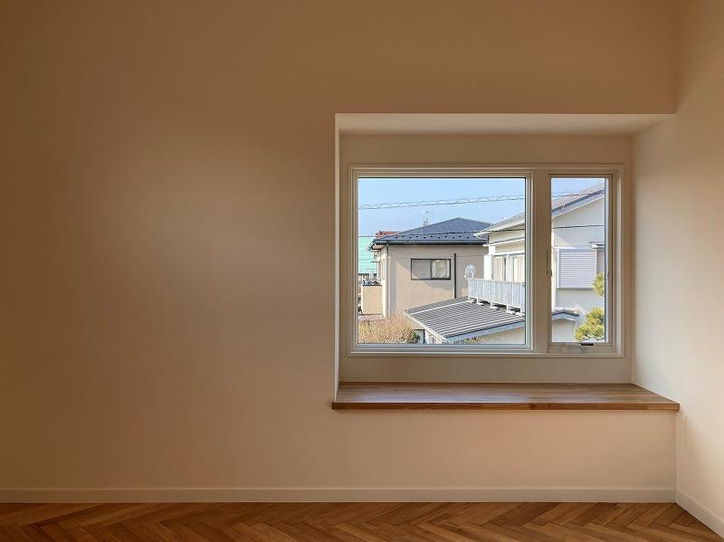 鎌倉市津の賃貸物件/2階 リビング｜奥行きのある出窓に腰掛けてお茶、なんて絵が浮かびます