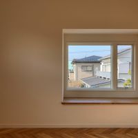 鎌倉市津の賃貸物件/2階 リビング｜奥行きのある出窓に腰掛けてお茶、なんて絵が浮かびます