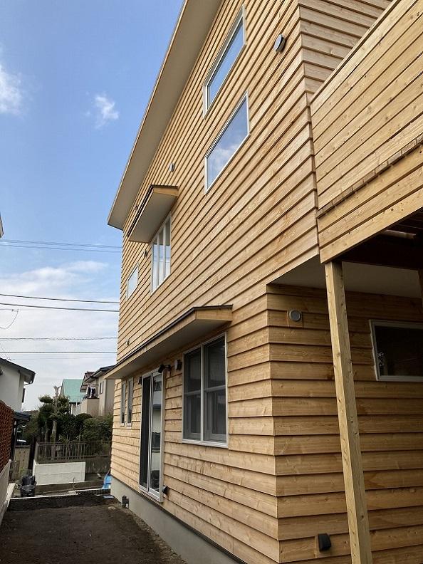 鎌倉市津の賃貸物件/外観｜幅の細い板が入らないようにきれいに割り付けられた外壁。設計士、施工者の気遣いが感じられます