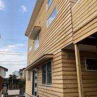 鎌倉市津の賃貸物件/外観｜幅の細い板が入らないようにきれいに割り付けられた外壁。設計士、施工者の気遣いが感じられます