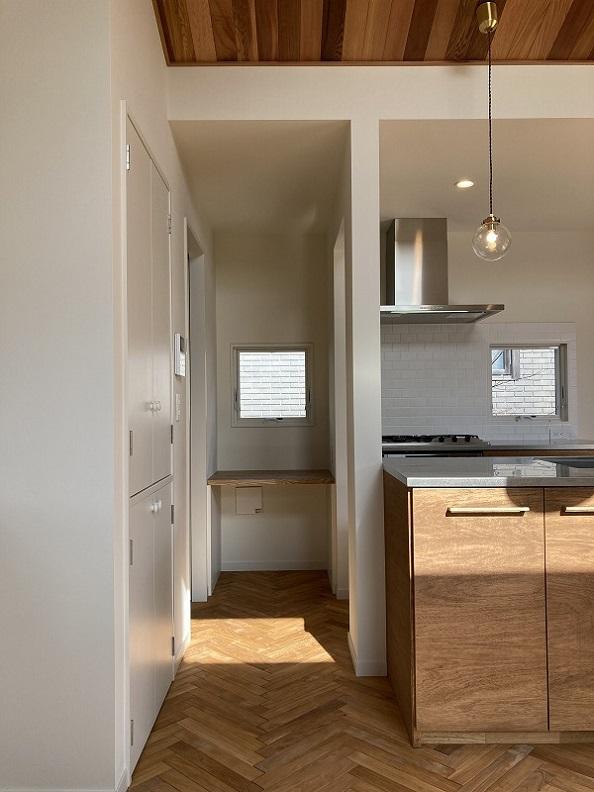 鎌倉市津の賃貸物件/2階 キッチン｜横にはちょっとした作業スペースがあります