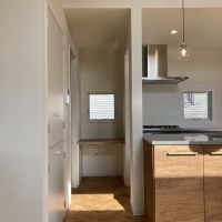 鎌倉市津の賃貸物件/2階 キッチン｜横にはちょっとした作業スペースがあります