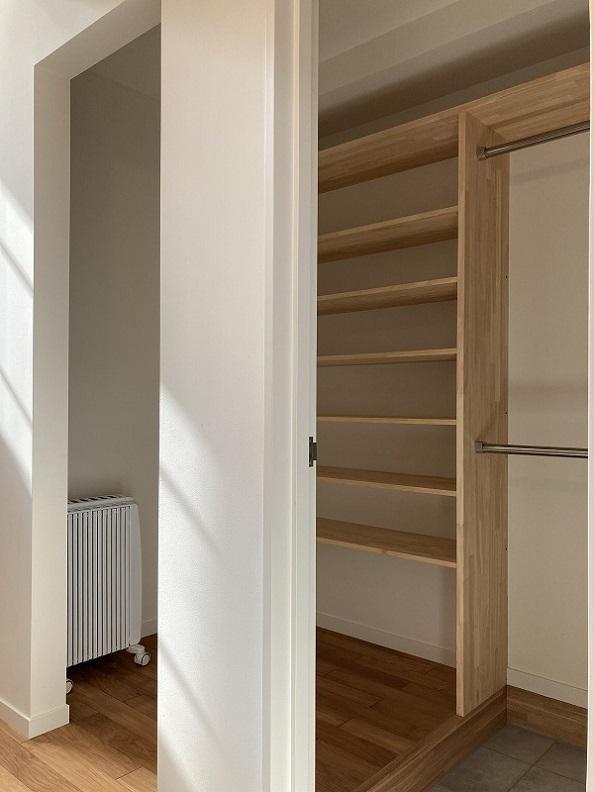 鎌倉市津の賃貸物件/玄関｜中に入ると脇にはシューズクローゼット