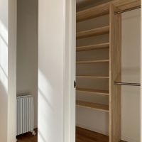 鎌倉市津の賃貸物件/玄関｜中に入ると脇にはシューズクローゼット