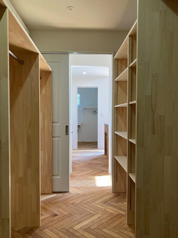 鎌倉市津の賃貸物件/2階パントリー｜扉を開ければキッチン、洗濯スペースと続く