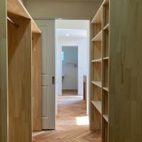 鎌倉市津の賃貸物件/2階パントリー｜扉を開ければキッチン、洗濯スペースと続く