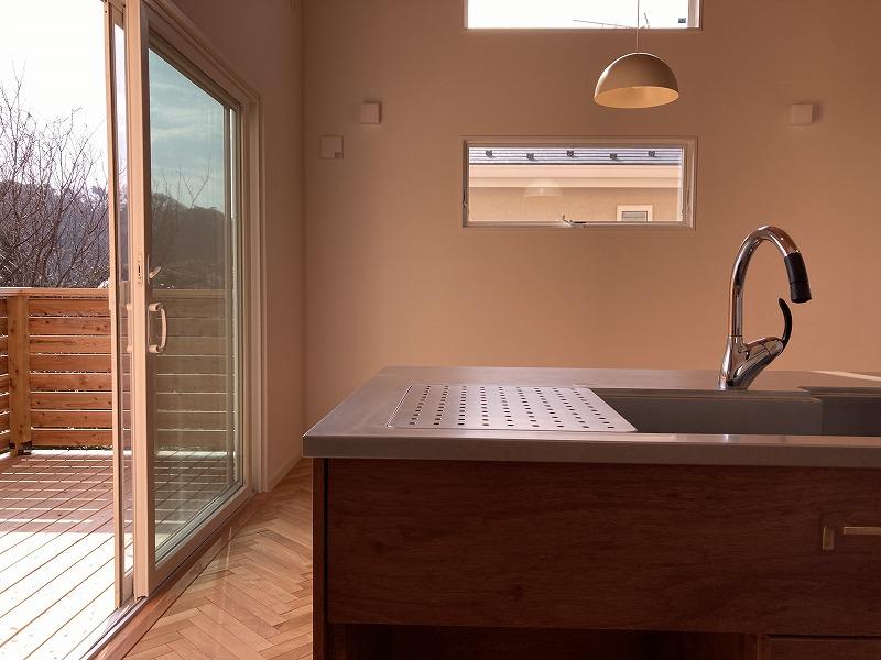 鎌倉市津の賃貸物件/2階 キッチン｜料理をしながら外に目をやると穏やかな緑の景色