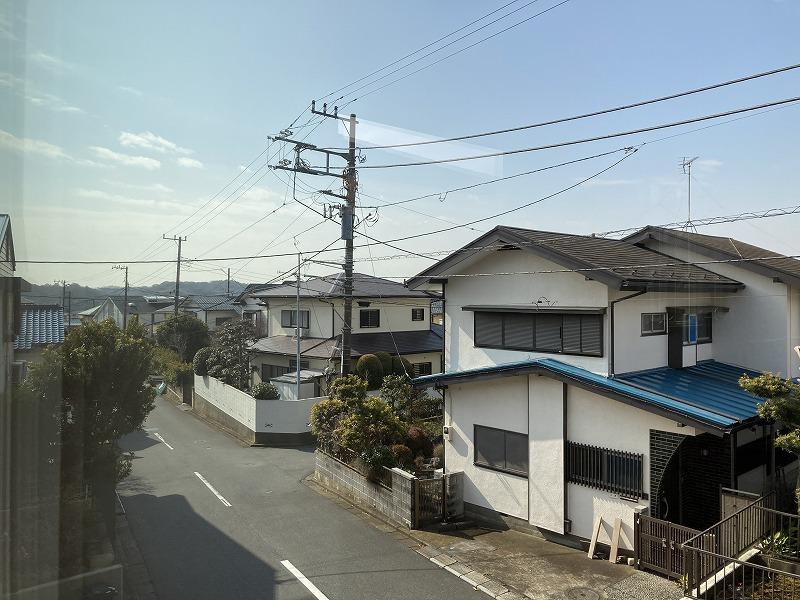 鎌倉市津の賃貸物件/眺望｜2階からの景色。丘の上に建つので、遠くまで視線が抜けます