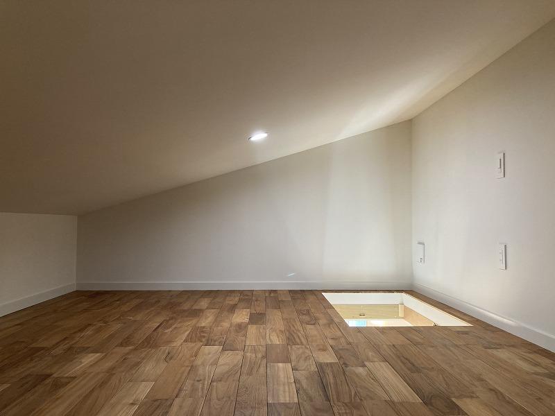 鎌倉市津の賃貸物件/小屋裏収納｜リビングの天井高を抑えたことで生まれたスペースもしっかりと活用