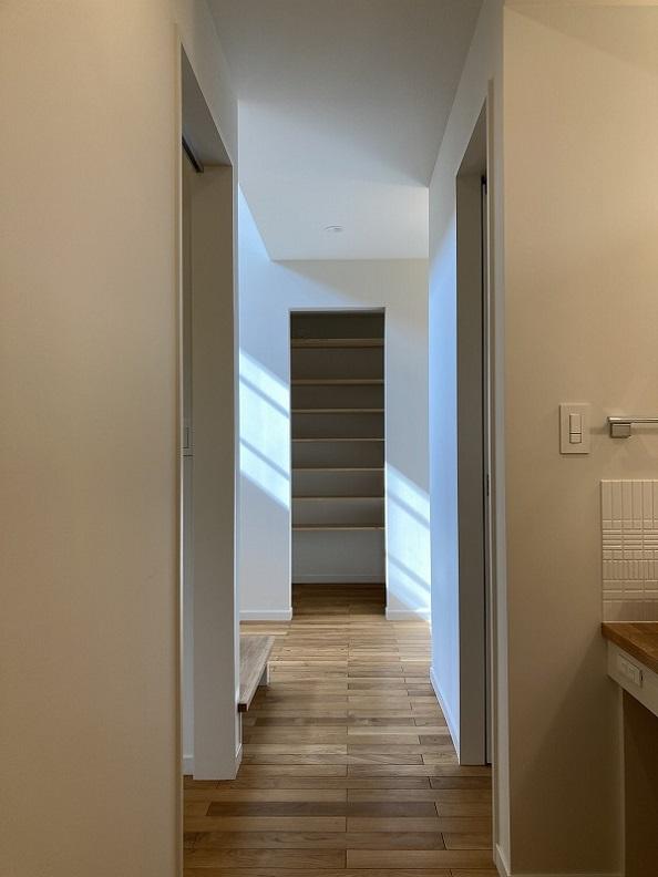 鎌倉市津の賃貸物件/1階 玄関｜洗面から玄関、シューズクローゼットと見通せます