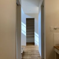 鎌倉市津の賃貸物件/1階 玄関｜洗面から玄関、シューズクローゼットと見通せます