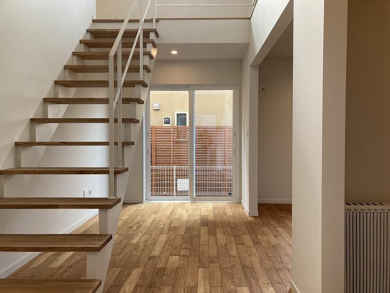 鎌倉市津の賃貸物件/1階 ホール｜蹴込板がないので視線が通り、広く感じる仕掛け