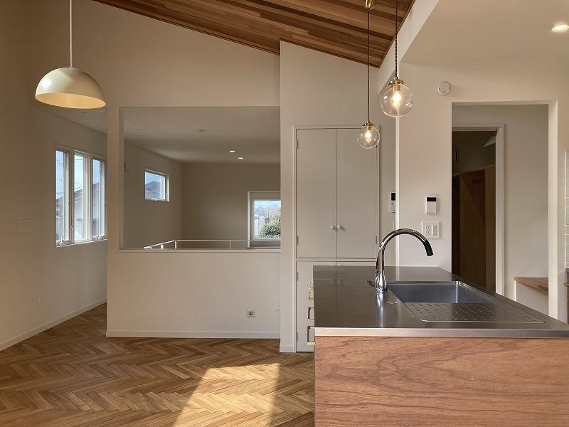 鎌倉市津の賃貸物件/2階 ダイニング・キッチン｜壁、建具をシンプルな白とすることで、天井や床の無垢材の存在感がより強調されています   ※写真はすべて前回募集時（2022年2月）のものです